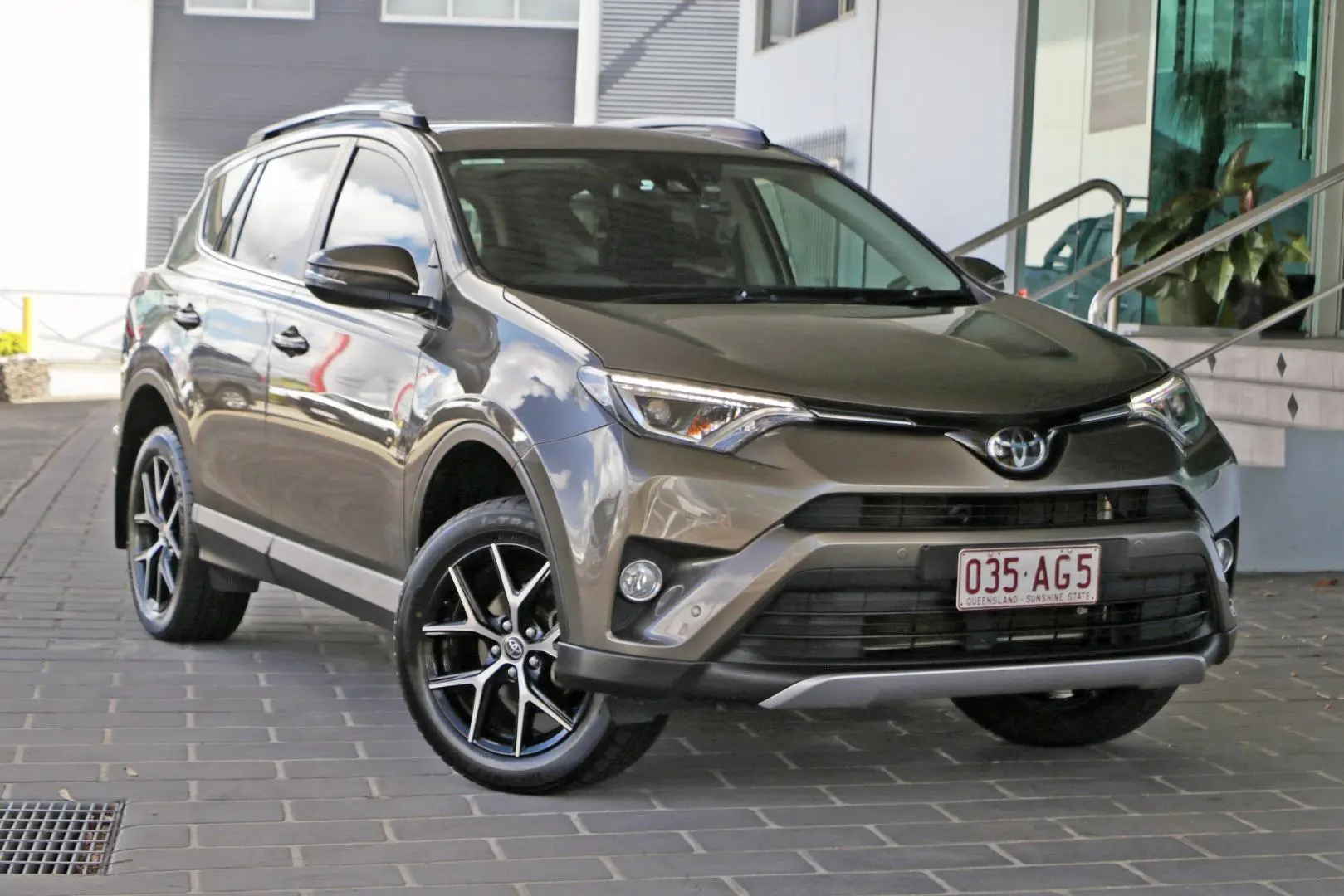 2018 Toyota RAV4 Gallery Image 1
