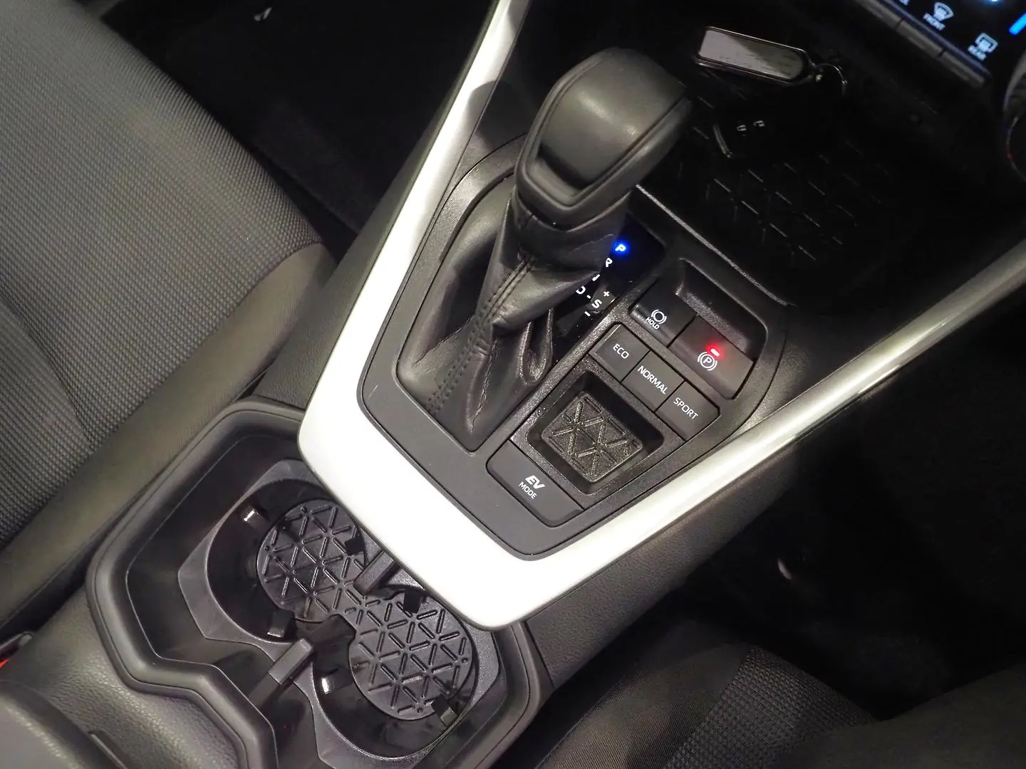 2024 Toyota RAV4 Gallery Image 18