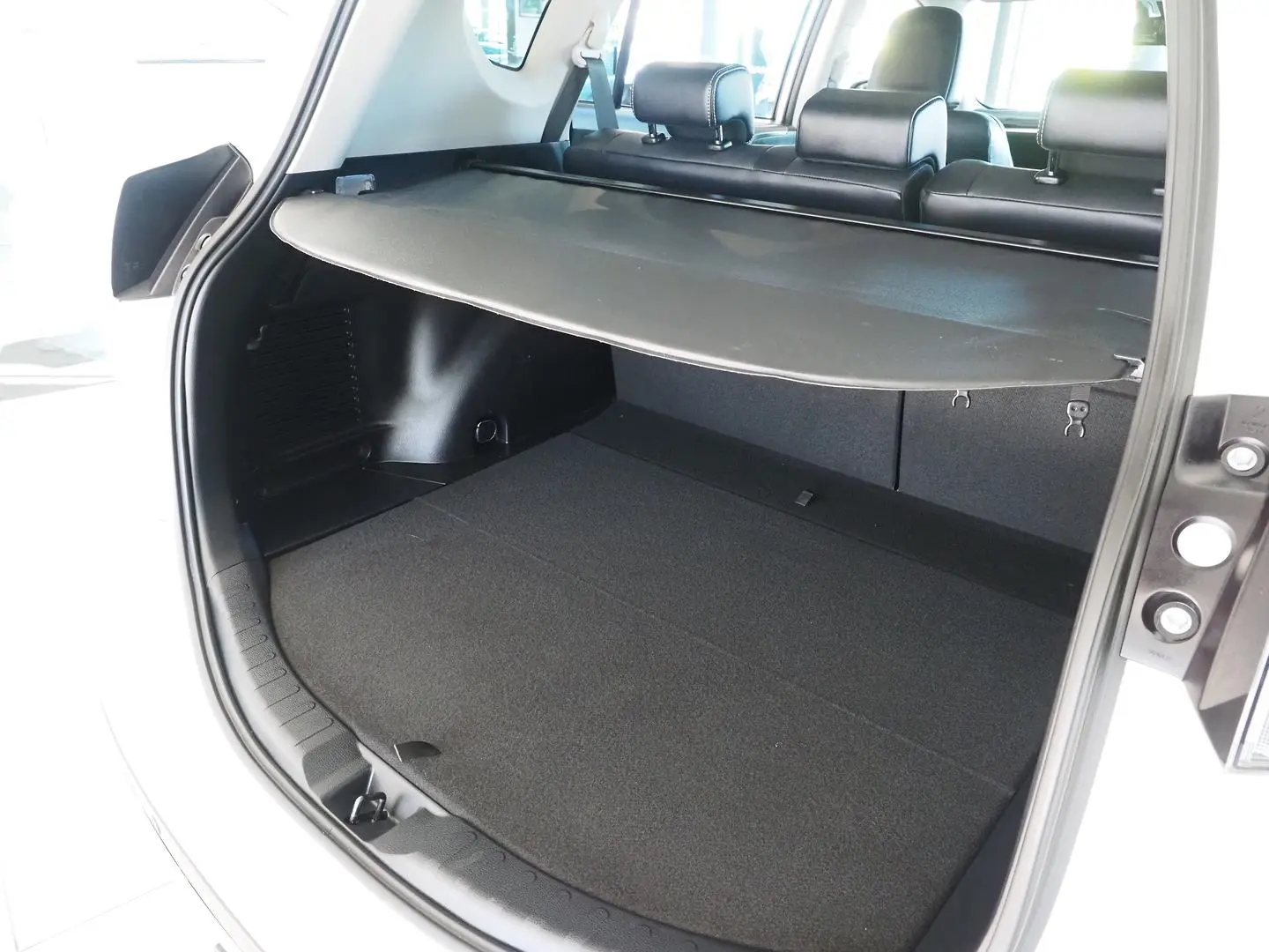 2018 Toyota RAV4 Gallery Image 13