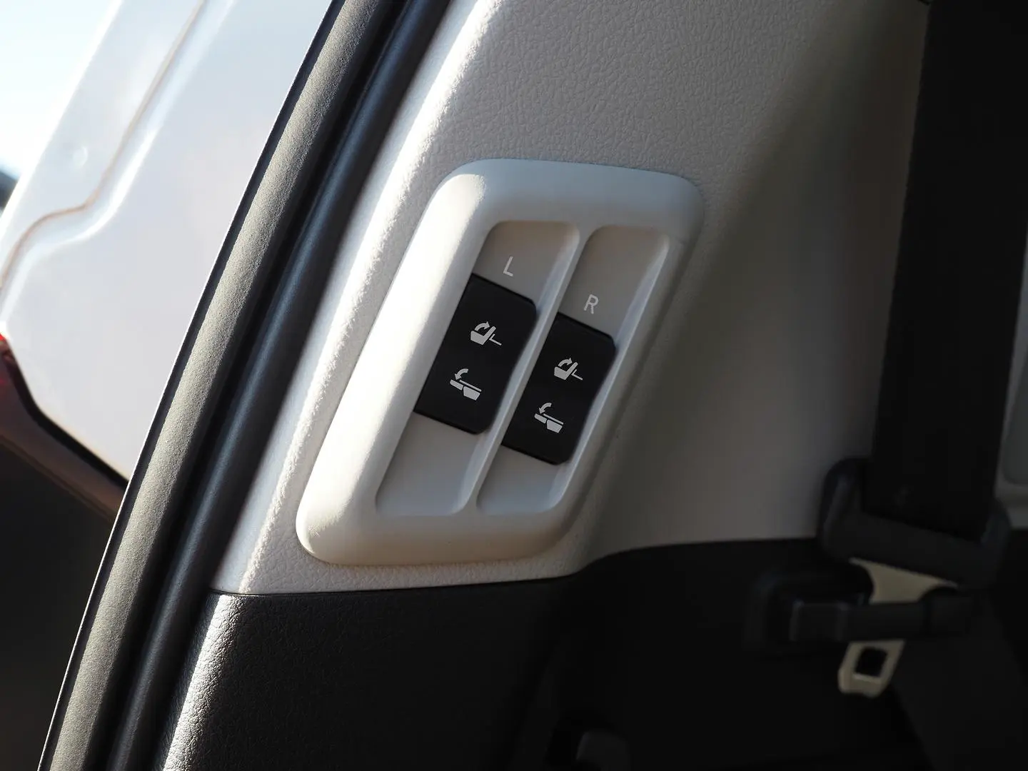 2017 Toyota Landcruiser Prado Gallery Image 16