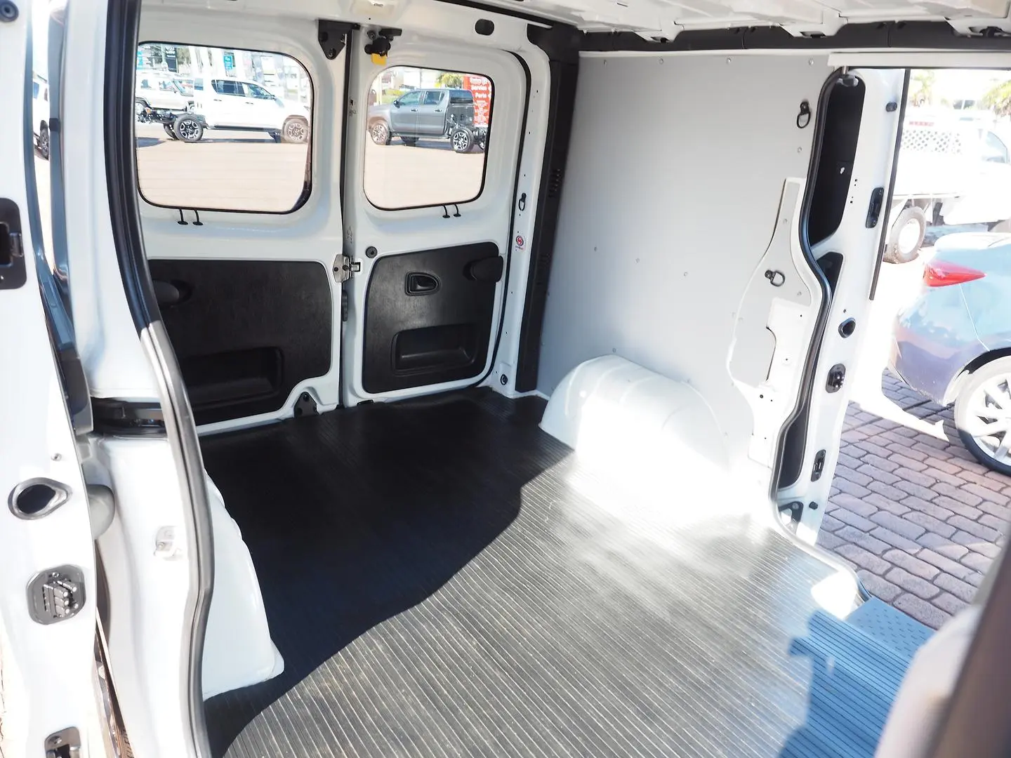 2021 Mitsubishi Express Gallery Image 17