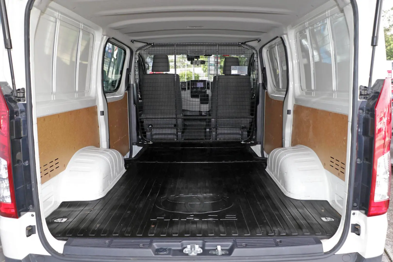 2019 Toyota Hiace Gallery Image 24