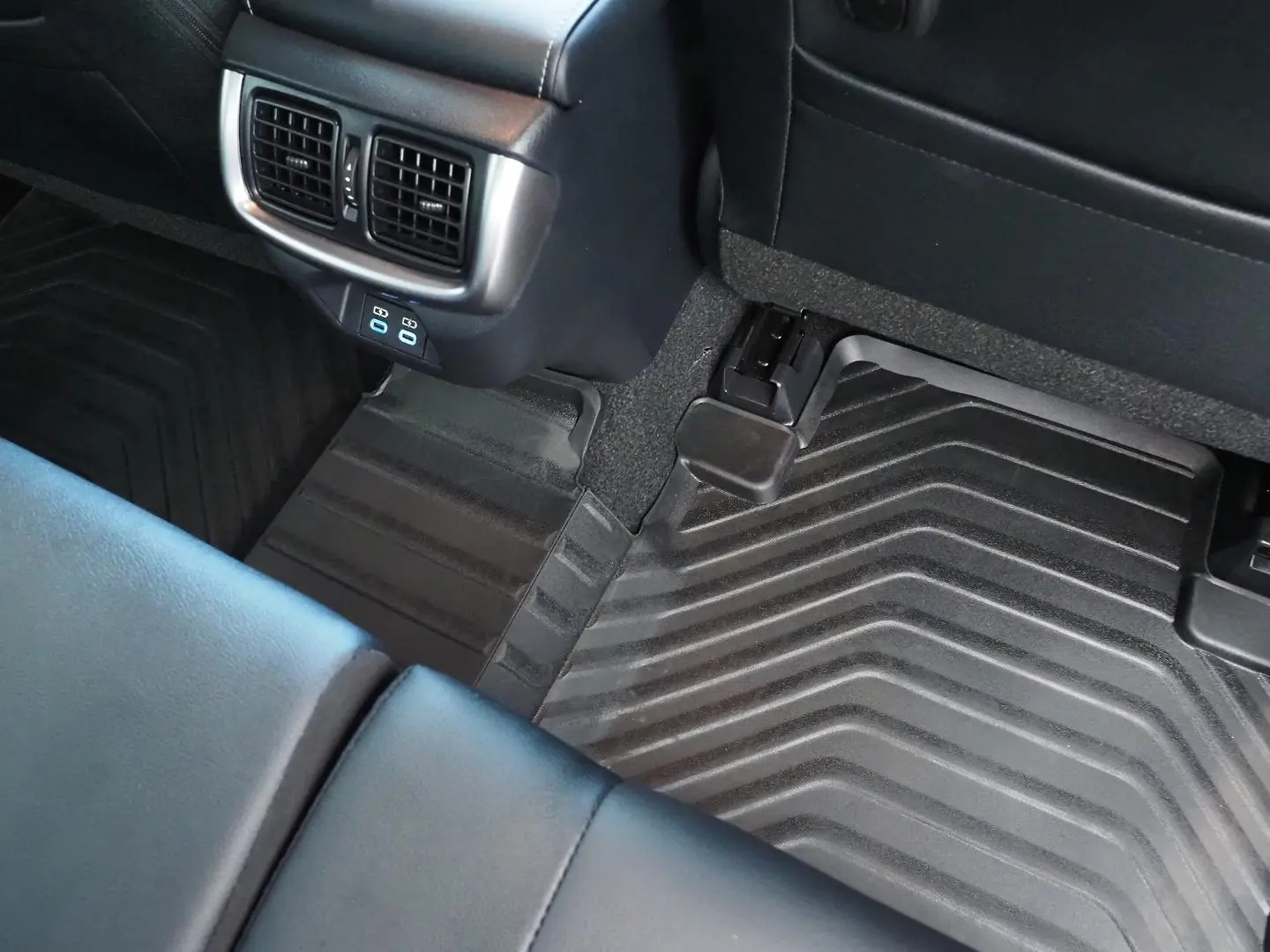 2025 Toyota Hilux Gallery Image 16