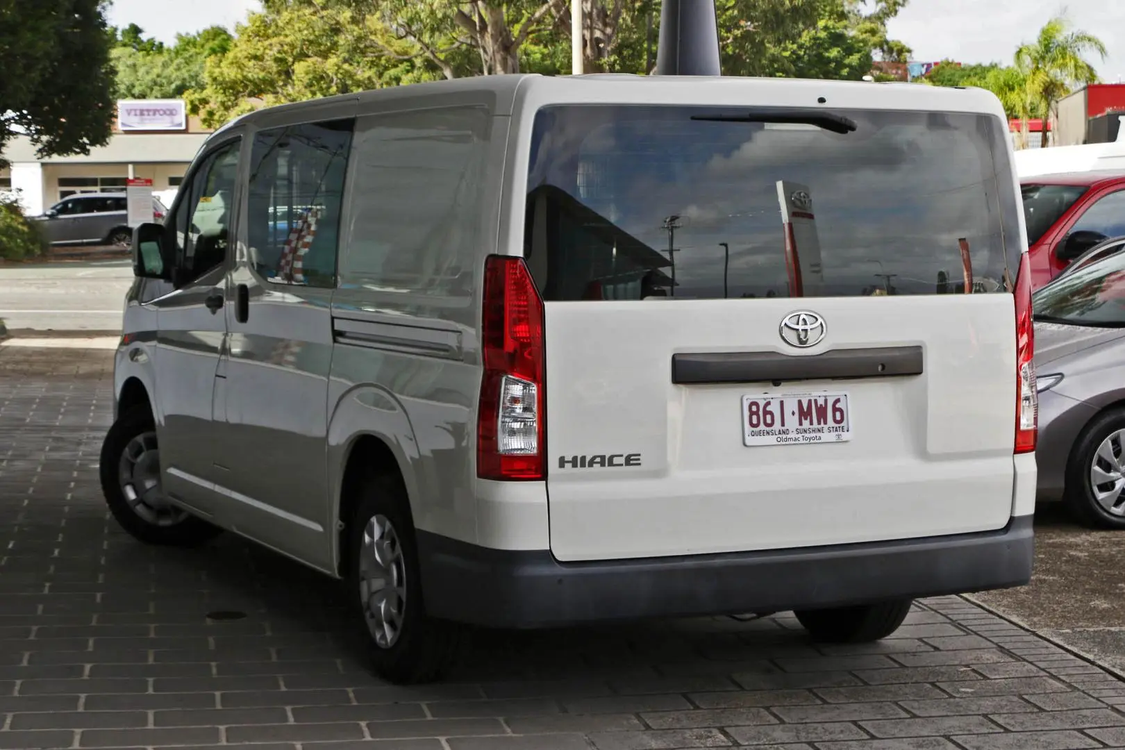 2019 Toyota Hiace Gallery Image 4