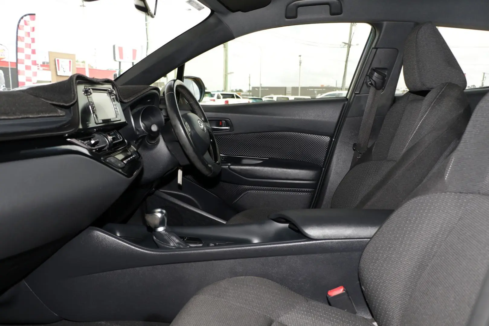 2018 Toyota C-HR Gallery Image 8