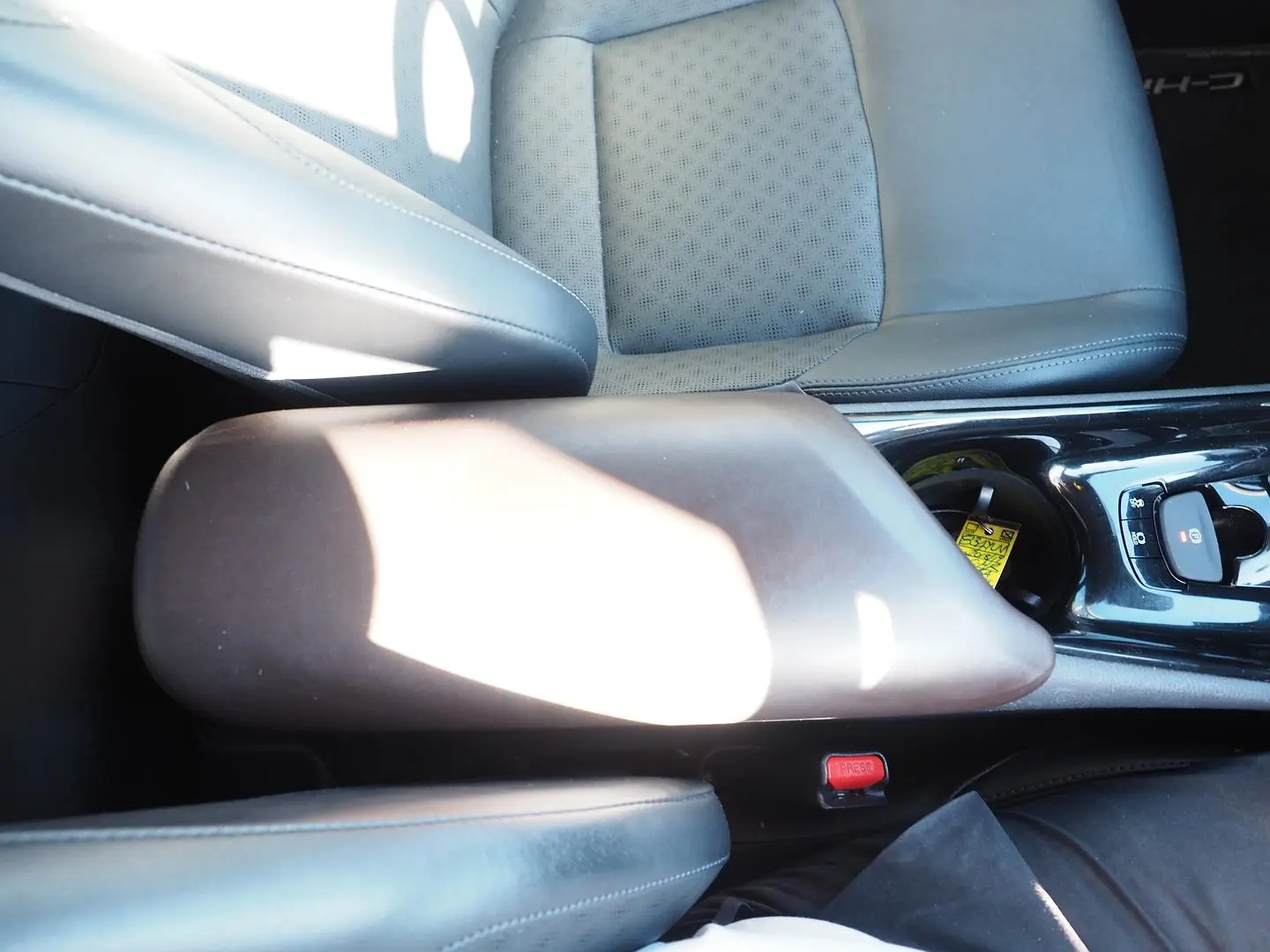 2018 Toyota C-HR Gallery Image 32