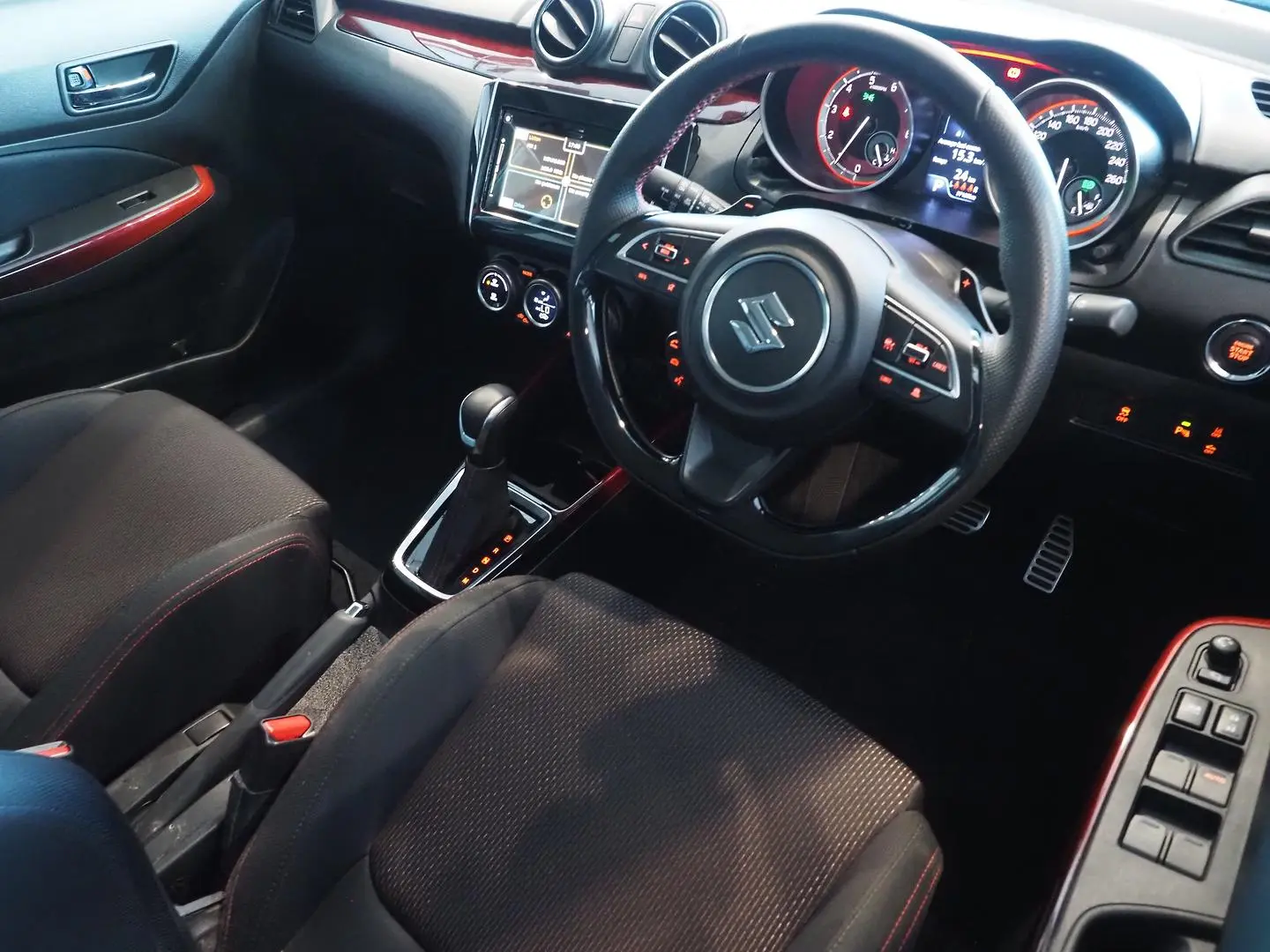 2020 Suzuki Swift Gallery Image 4