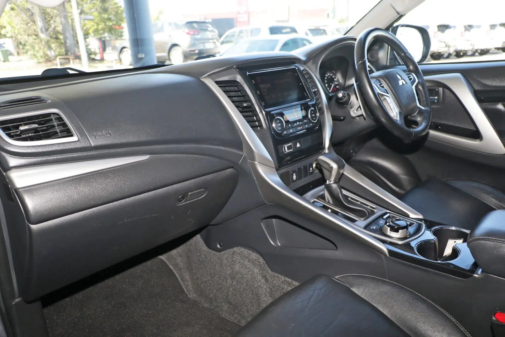 2016 Mitsubishi Pajero Sport Gallery Image 7