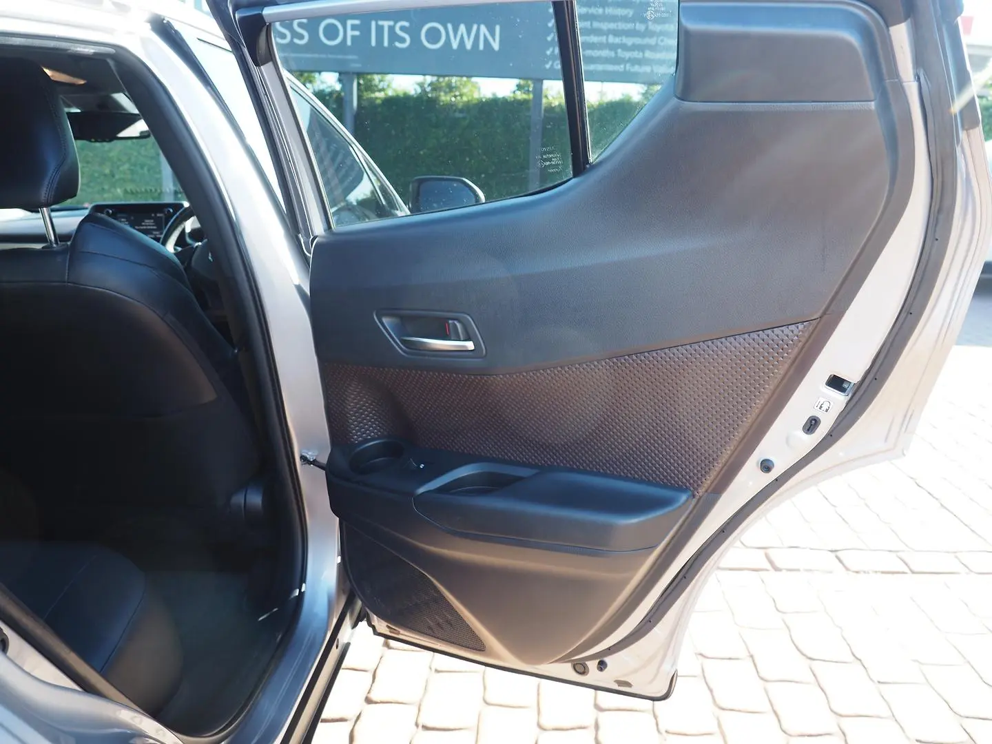 2018 Toyota C-HR Gallery Image 21