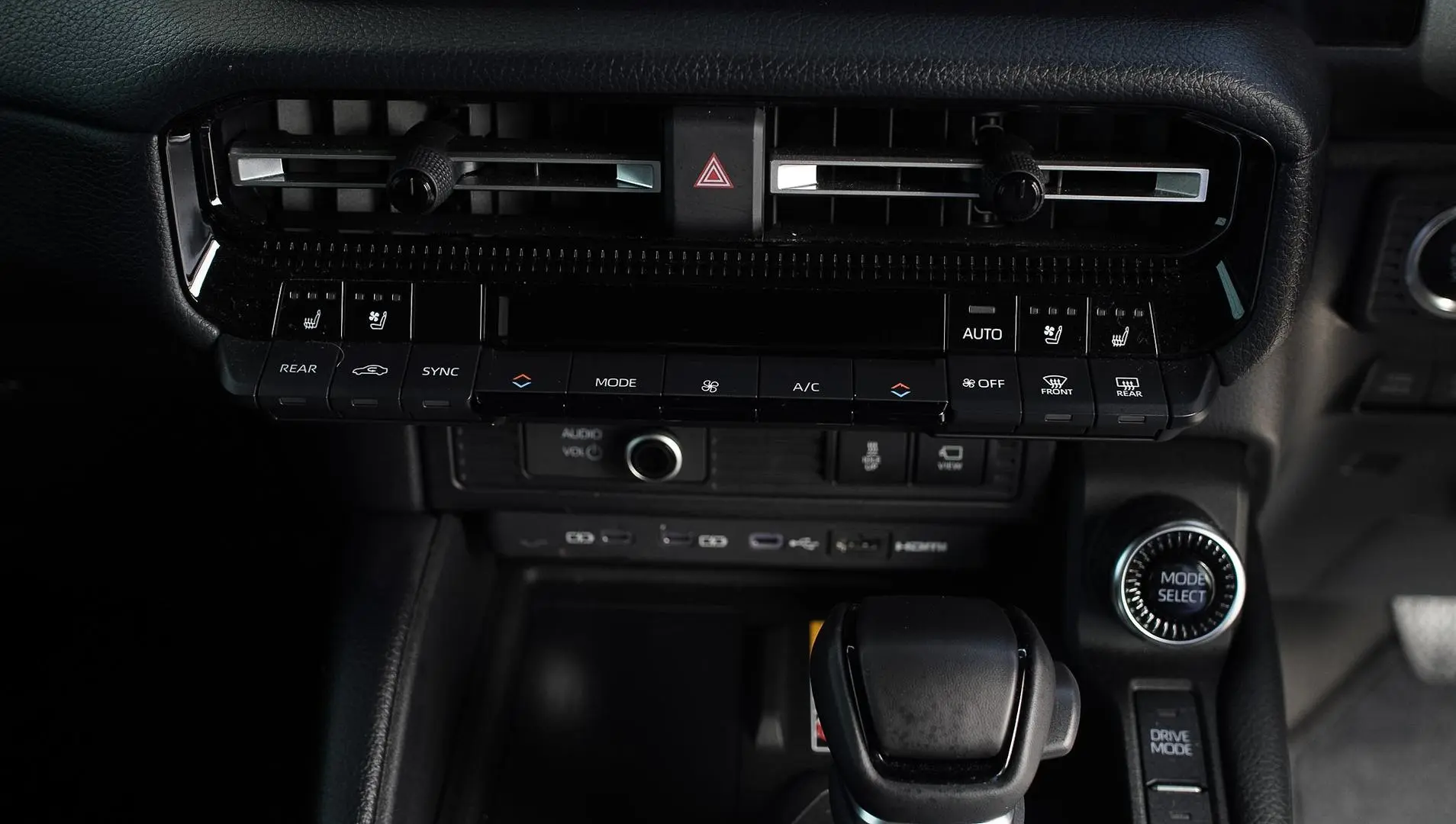 2025 Toyota Landcruiser Prado Gallery Image 4