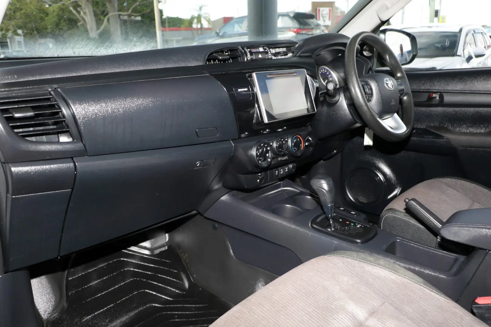 2018 Toyota Hilux Gallery Image 7
