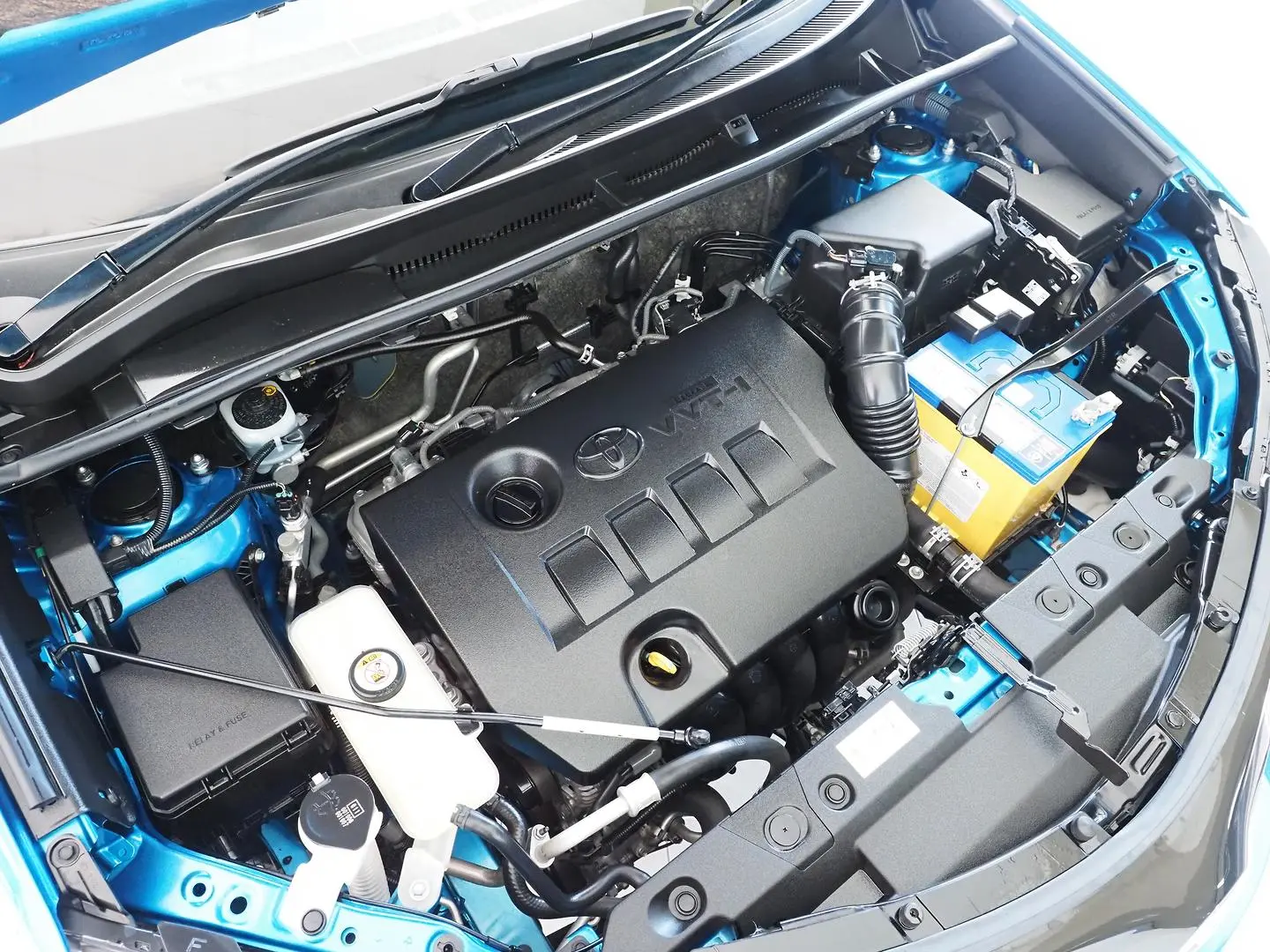 2017 Toyota RAV4 Gallery Image 5