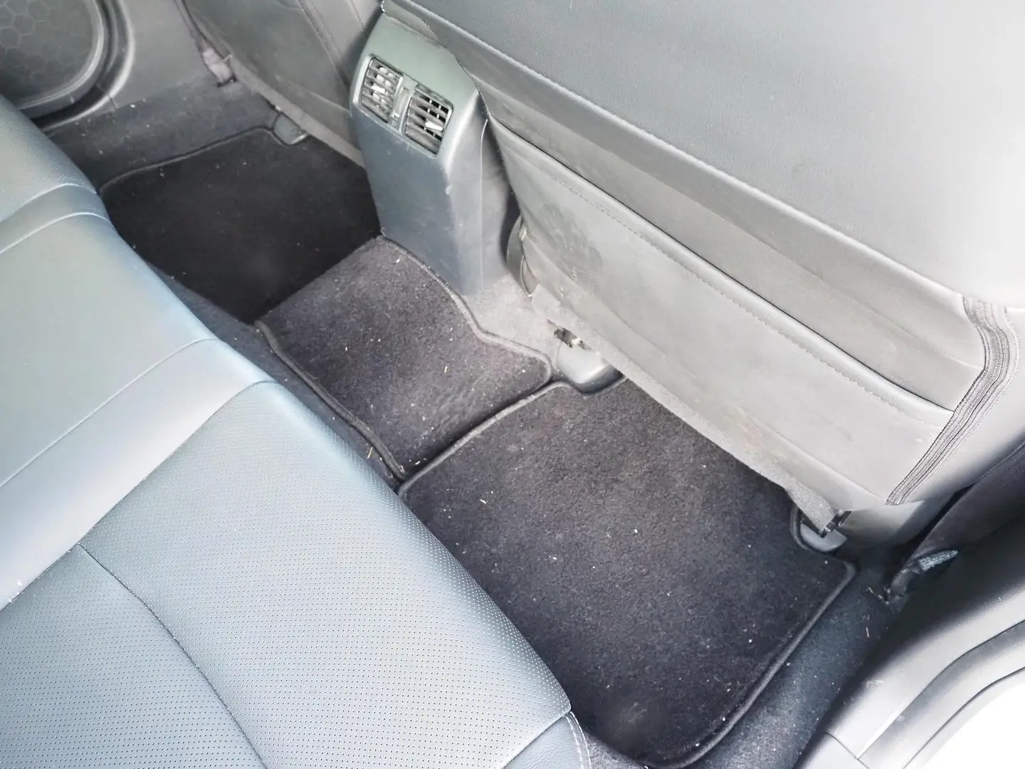 2015 Subaru Liberty Gallery Image 17