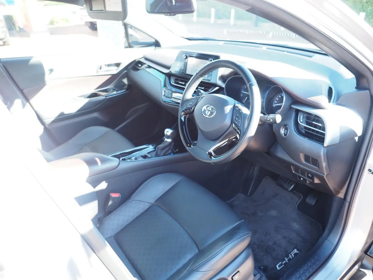 2018 Toyota C-HR Gallery Image 25