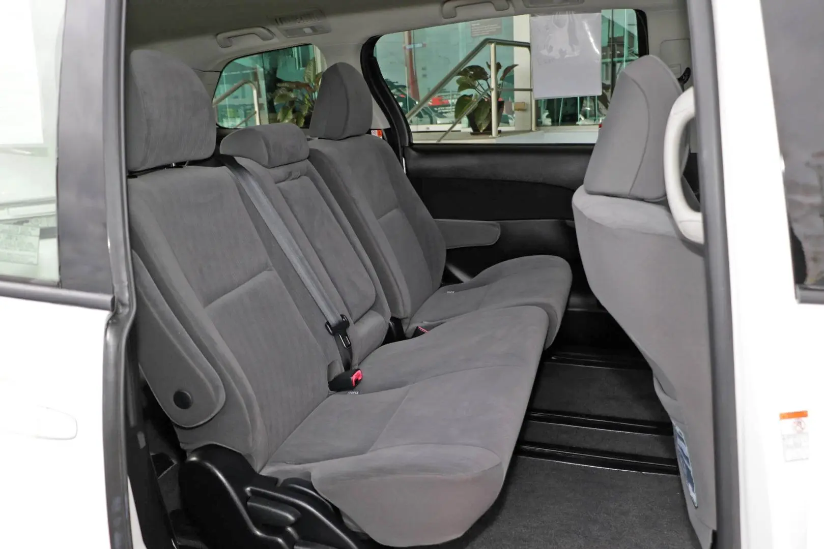 2015 Toyota Tarago Gallery Image 9