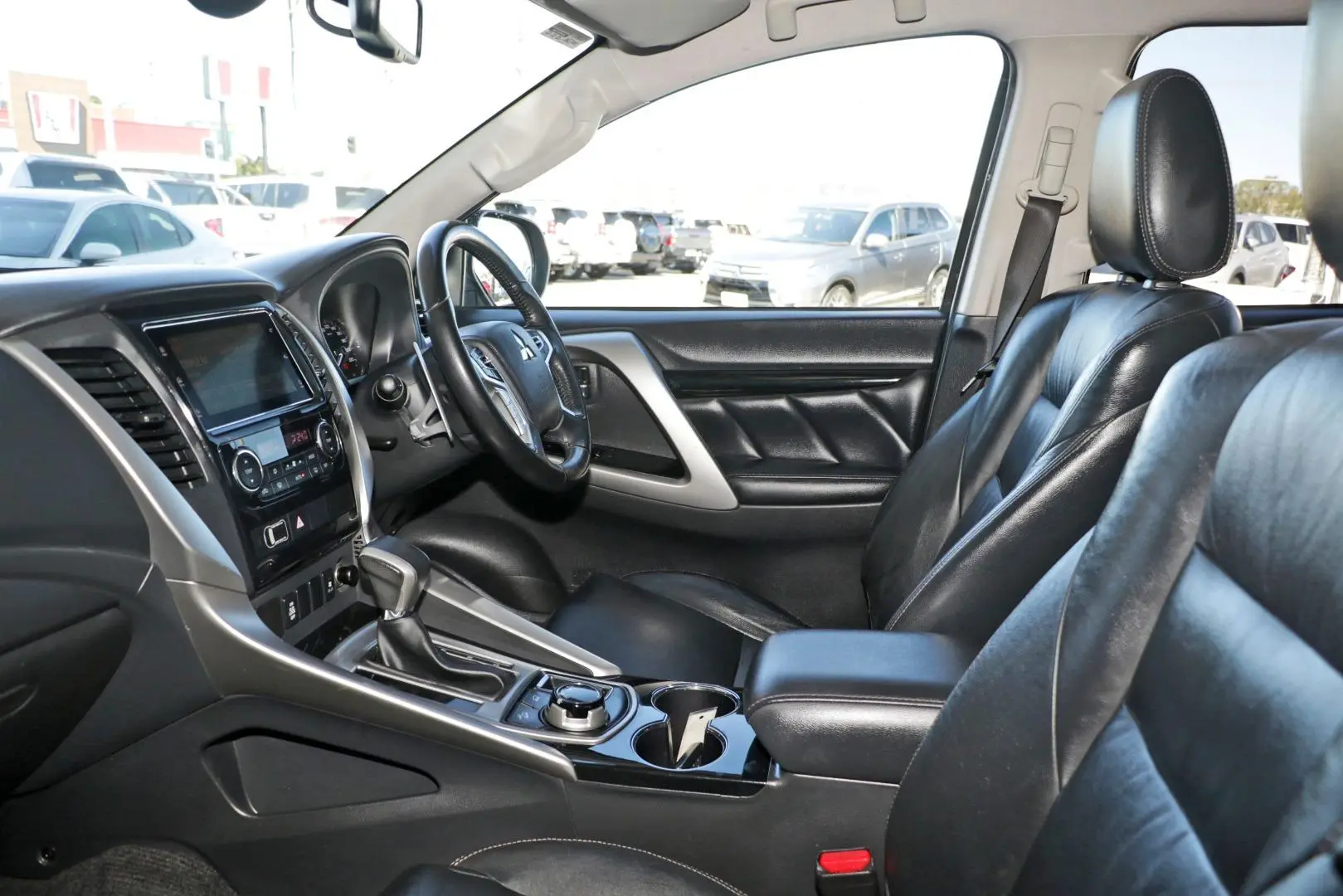2016 Mitsubishi Pajero Sport Gallery Image 8