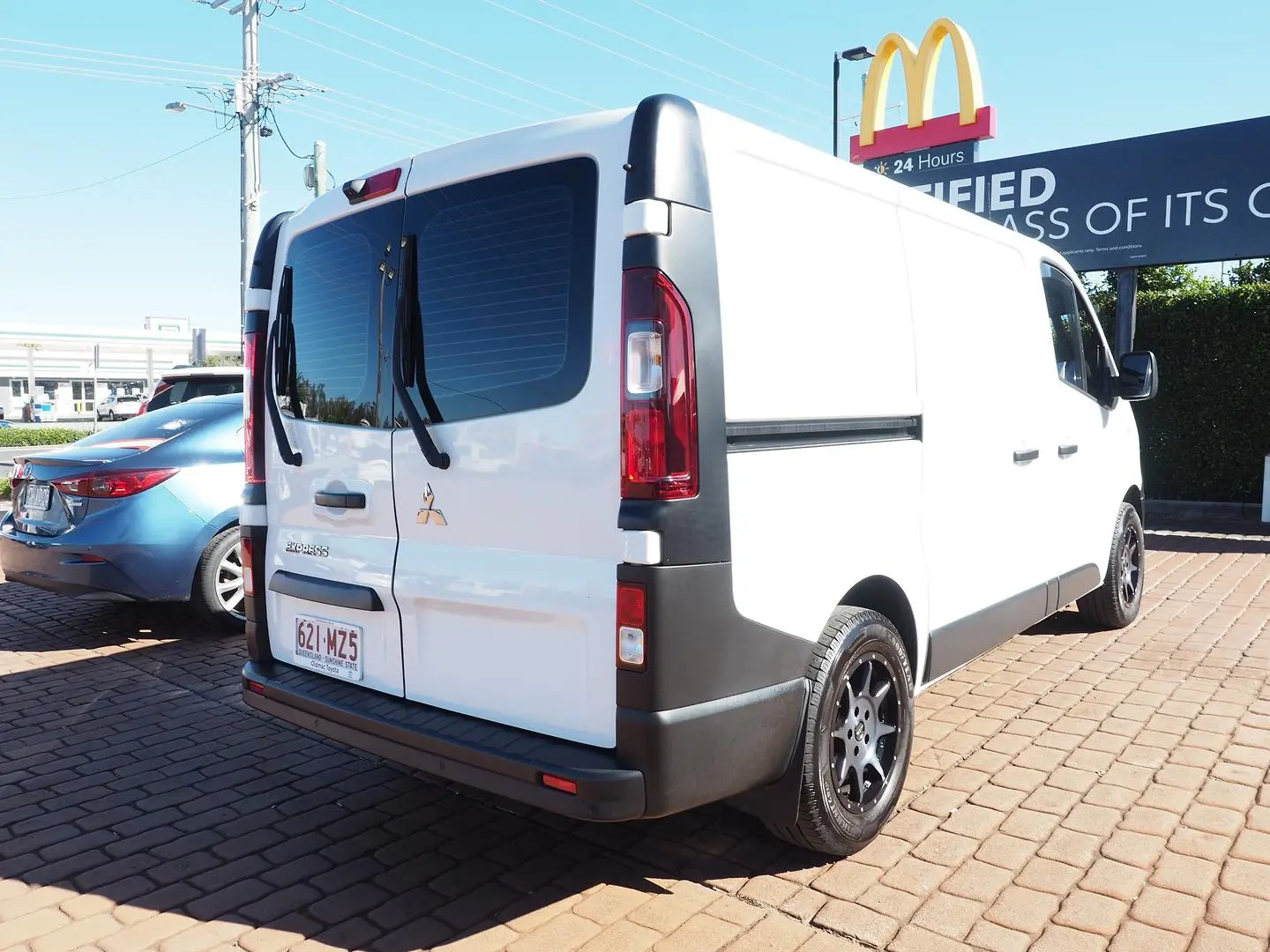 2021 Mitsubishi Express Gallery Image 3