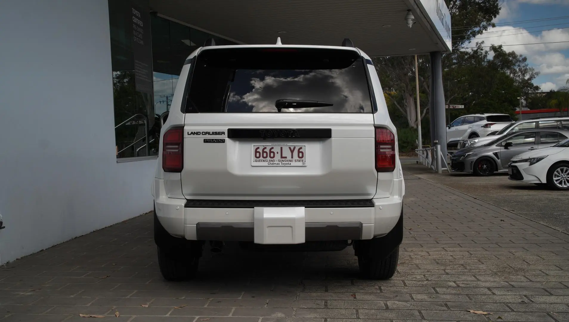 2025 Toyota Landcruiser Prado Gallery Image 3