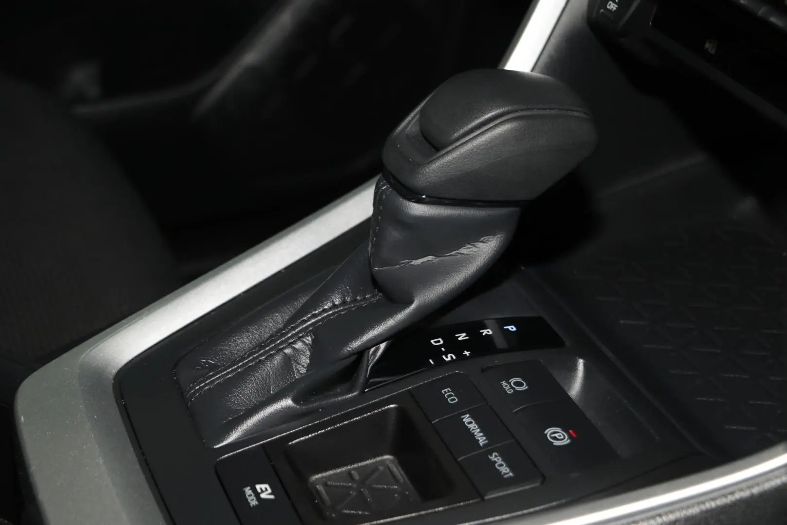 2025 Toyota RAV4 Gallery Image 15