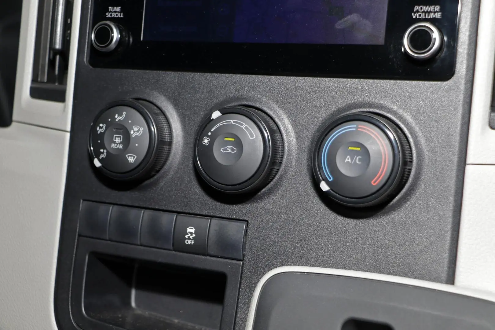 2019 Toyota Hiace Gallery Image 17