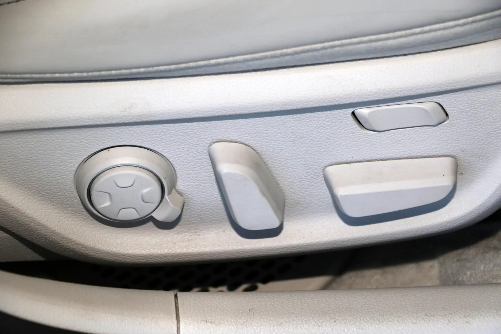 2019 Genesis G70 Gallery Image 14