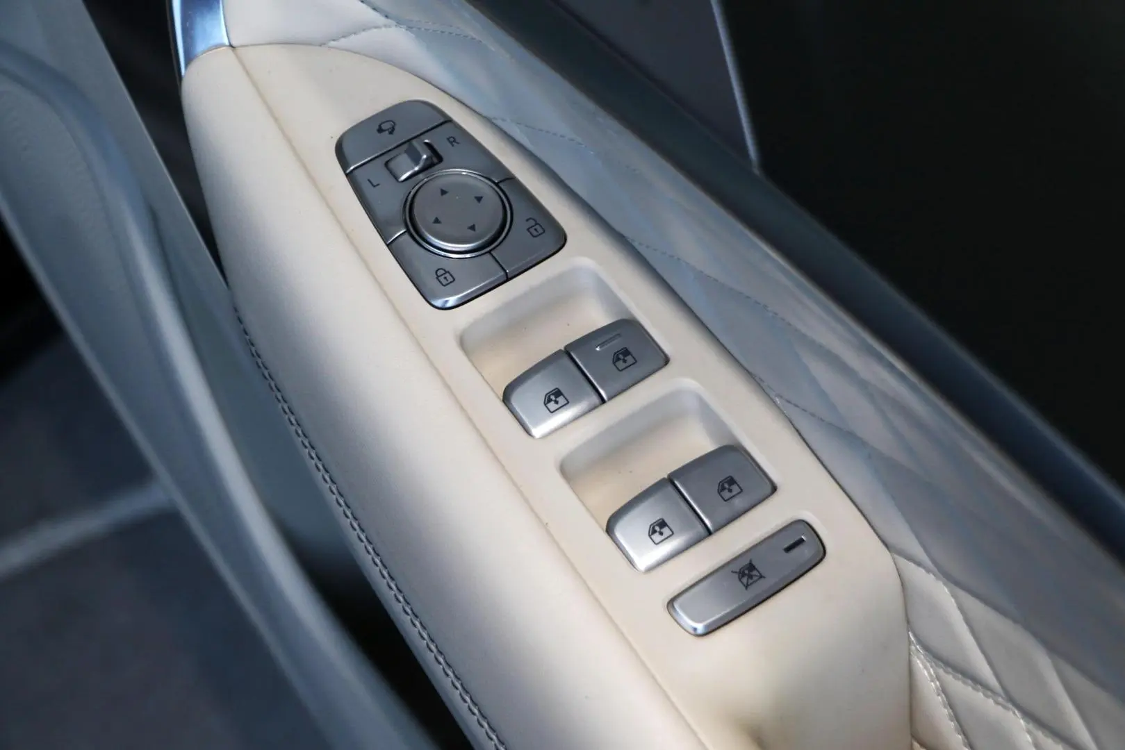 2019 Genesis G70 Gallery Image 18