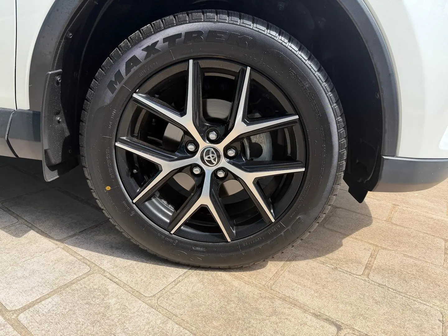 2016 Toyota RAV4 Gallery Image 7