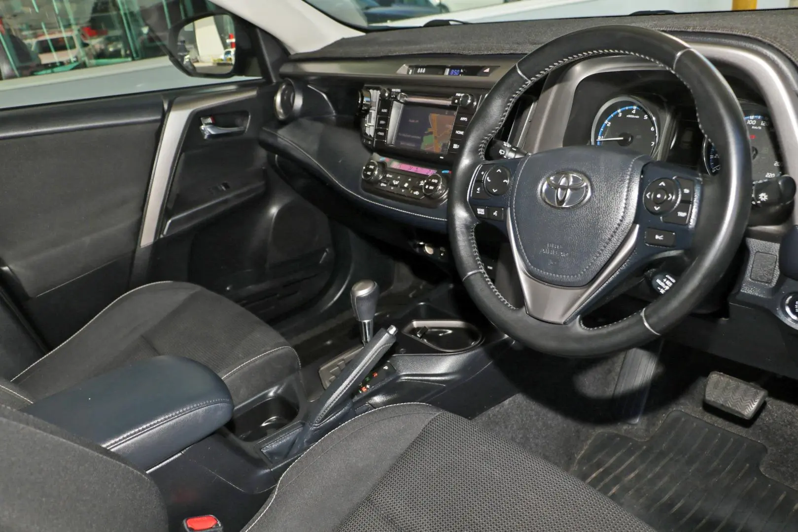 2018 Toyota RAV4 Gallery Image 6