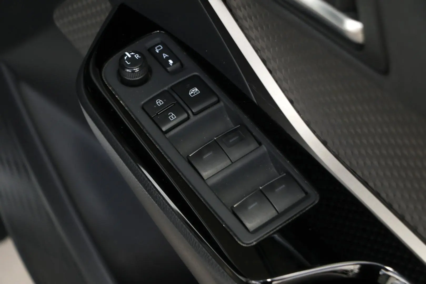 2023 Toyota C-HR Gallery Image 21