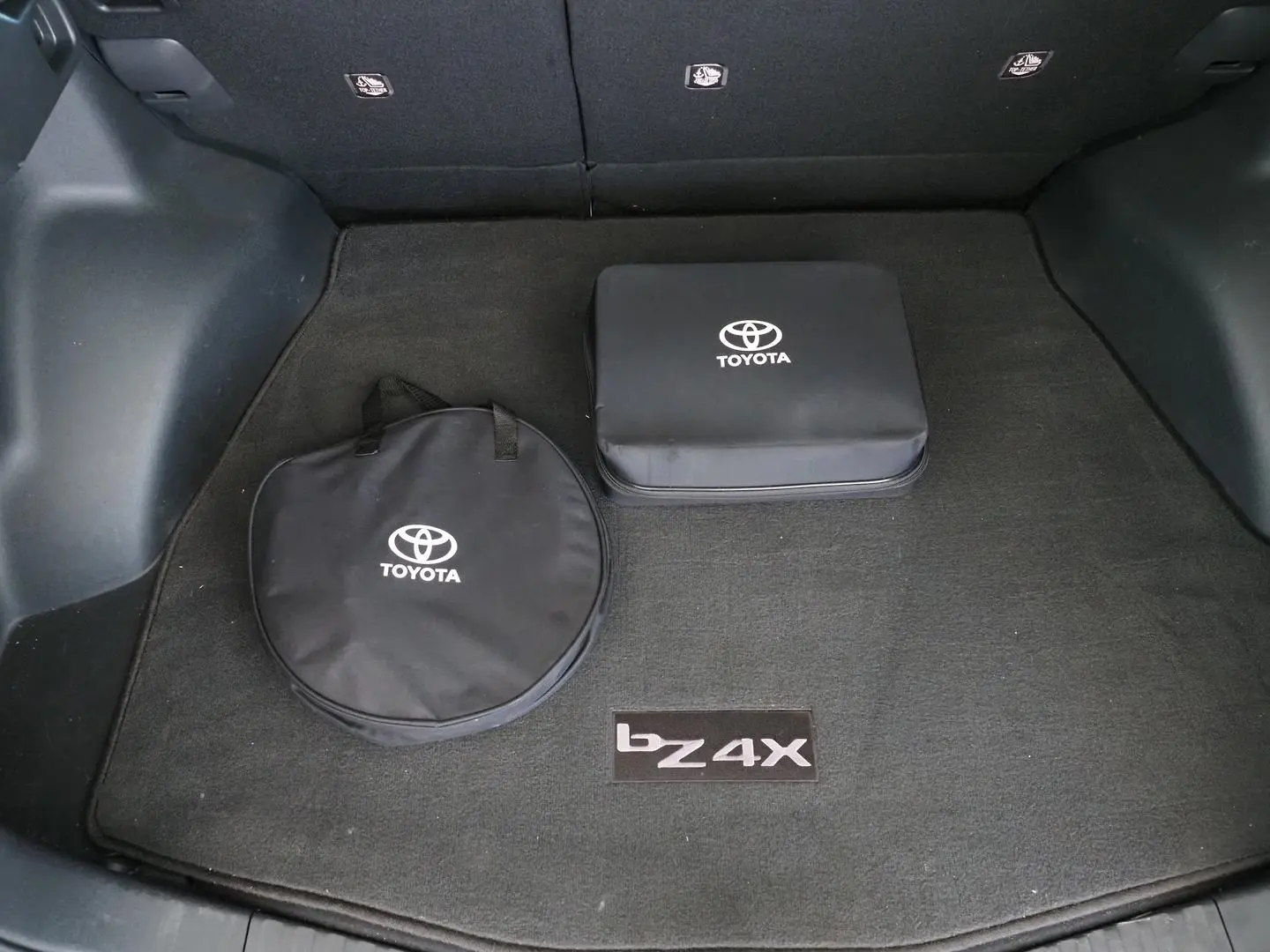 2024 Toyota bZ4X Gallery Image 6