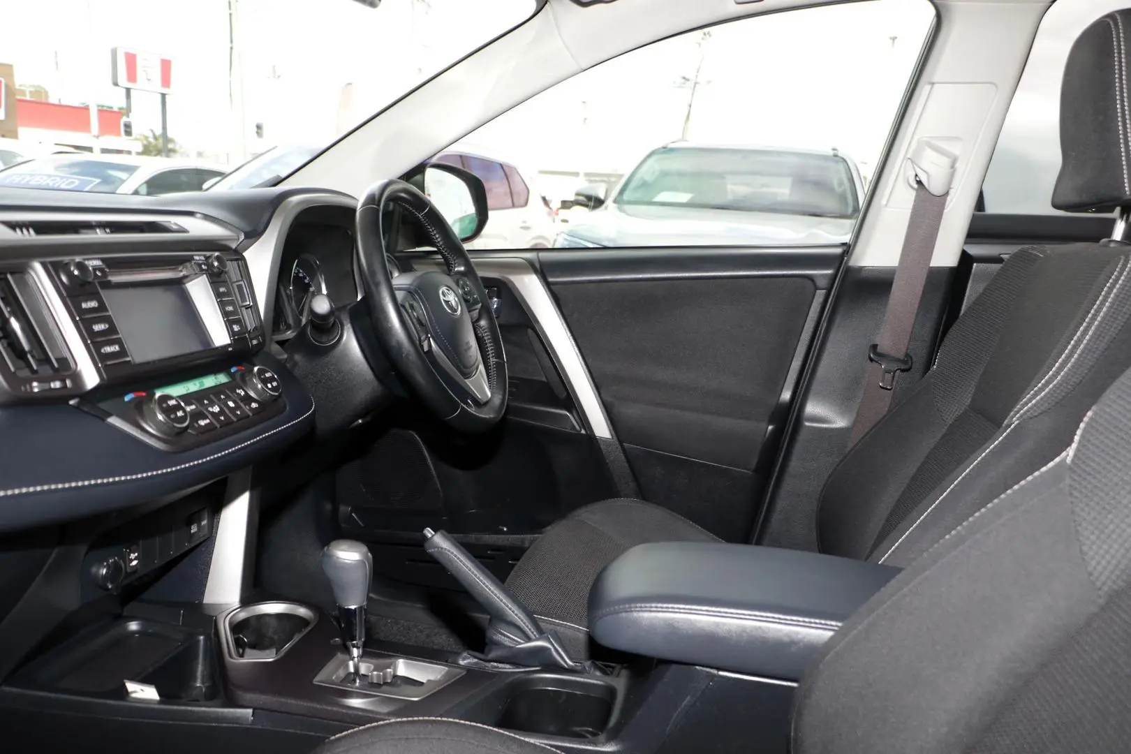 2017 Toyota RAV4 Gallery Image 8