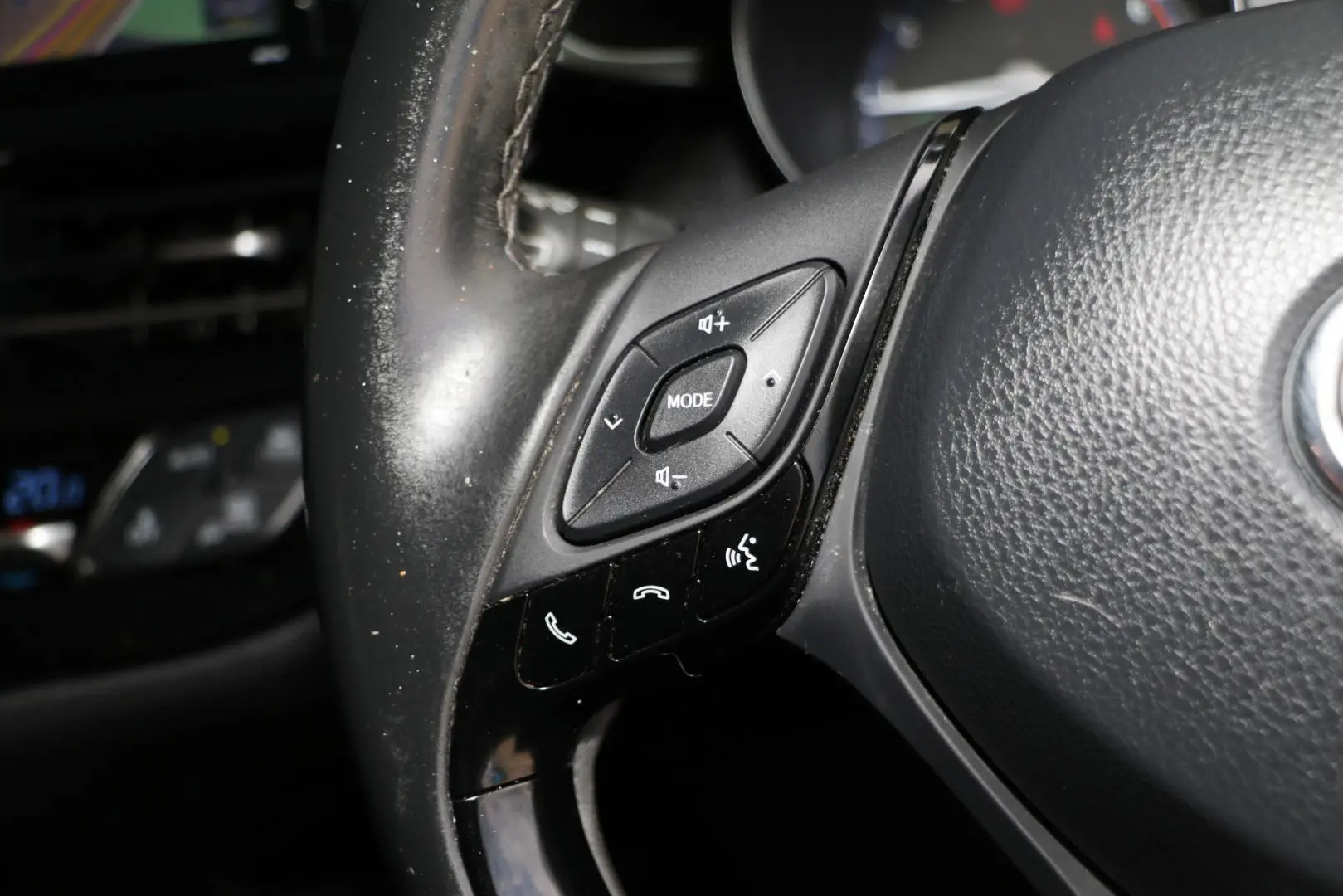 2018 Toyota C-HR Gallery Image 15