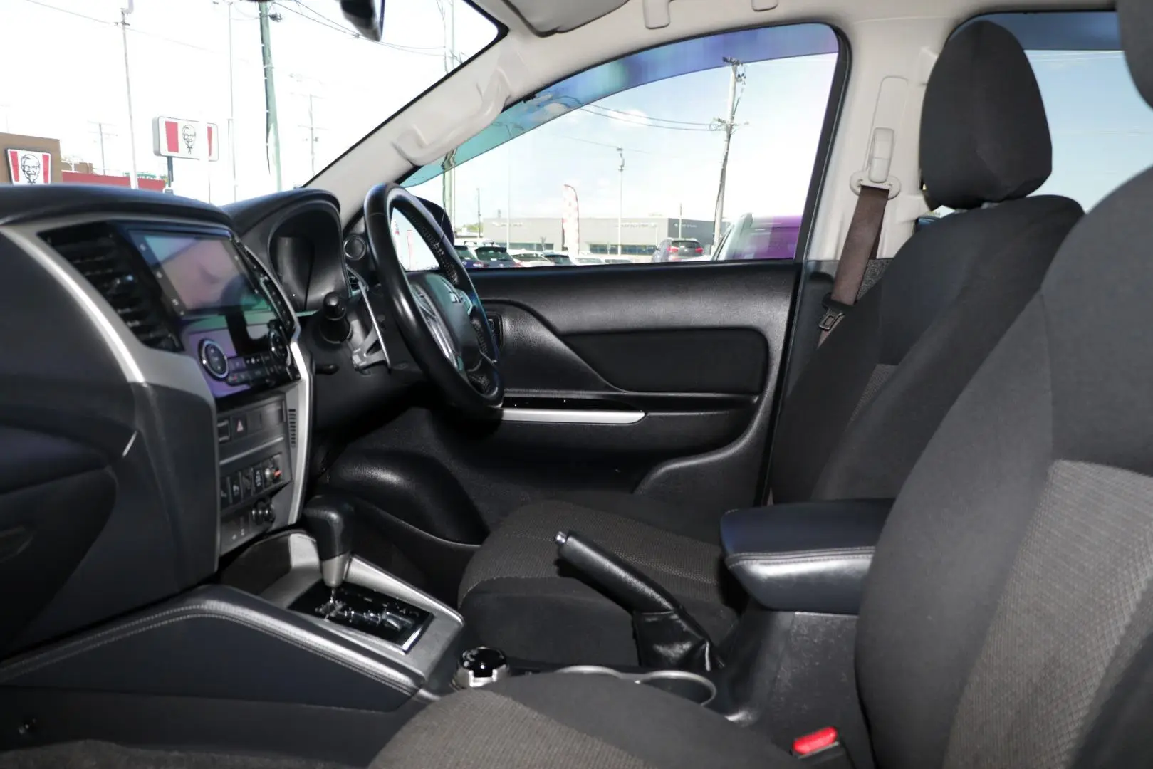 2022 Mitsubishi Triton Gallery Image 8