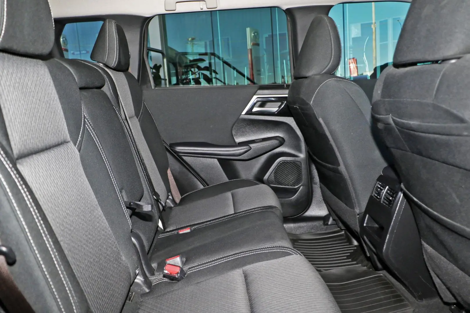 2024 Mitsubishi Outlander Gallery Image 10