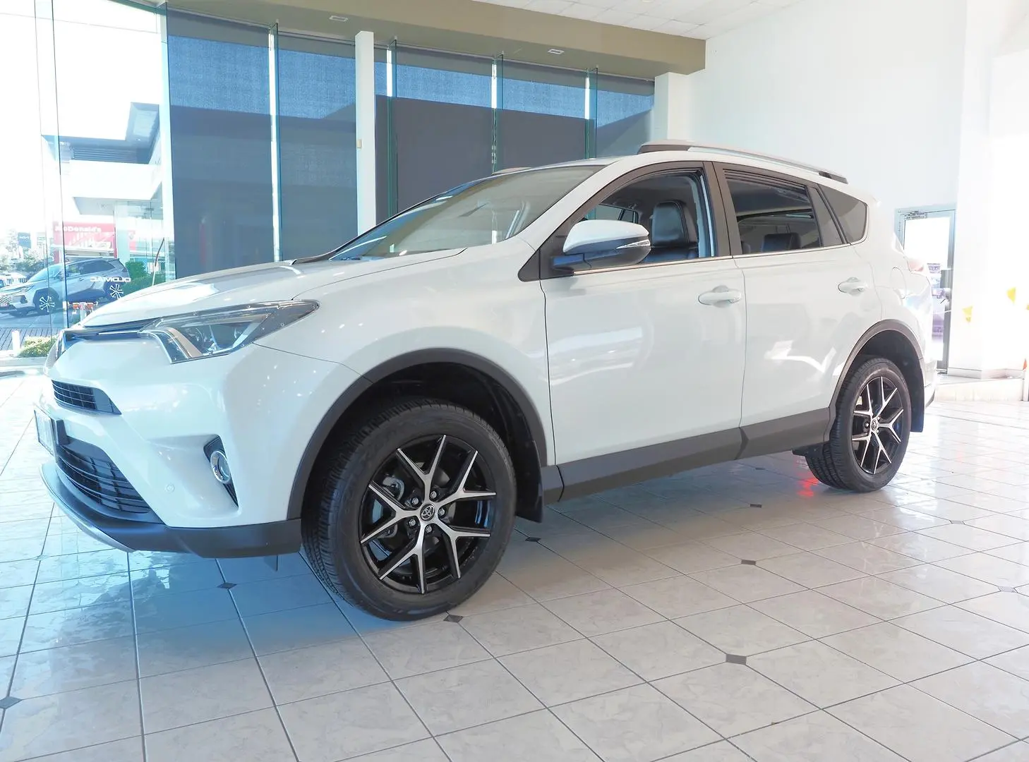 2018 Toyota RAV4 Gallery Image 10