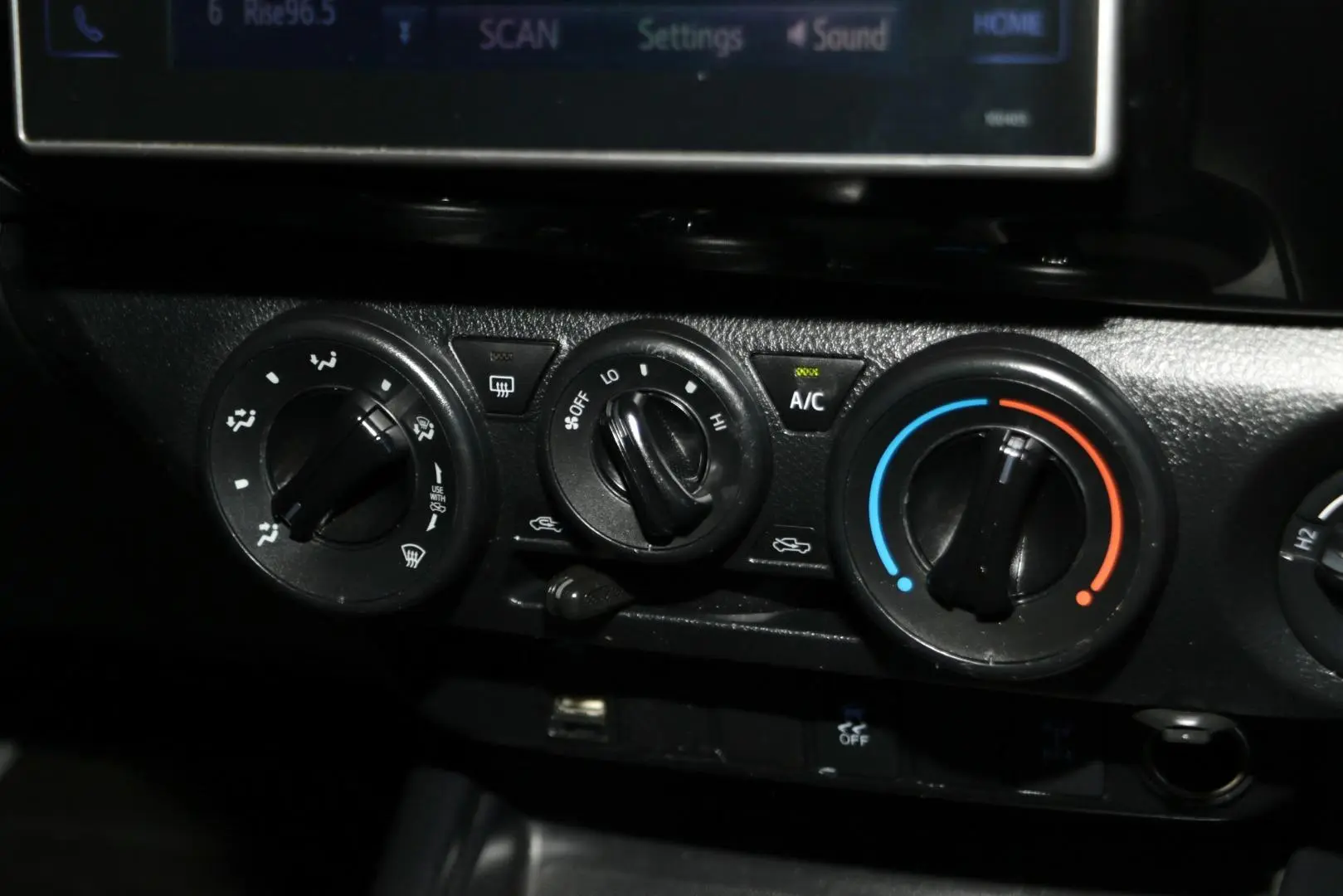 2020 Toyota Hilux Gallery Image 19