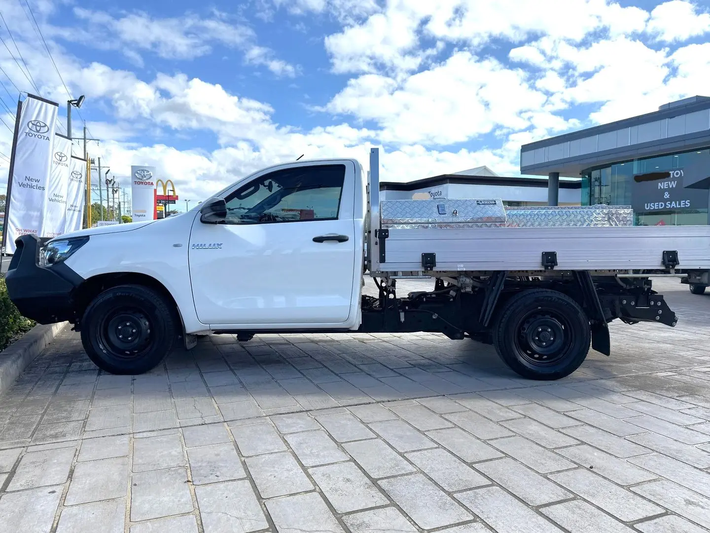 2018 Toyota Hilux Gallery Image 8
