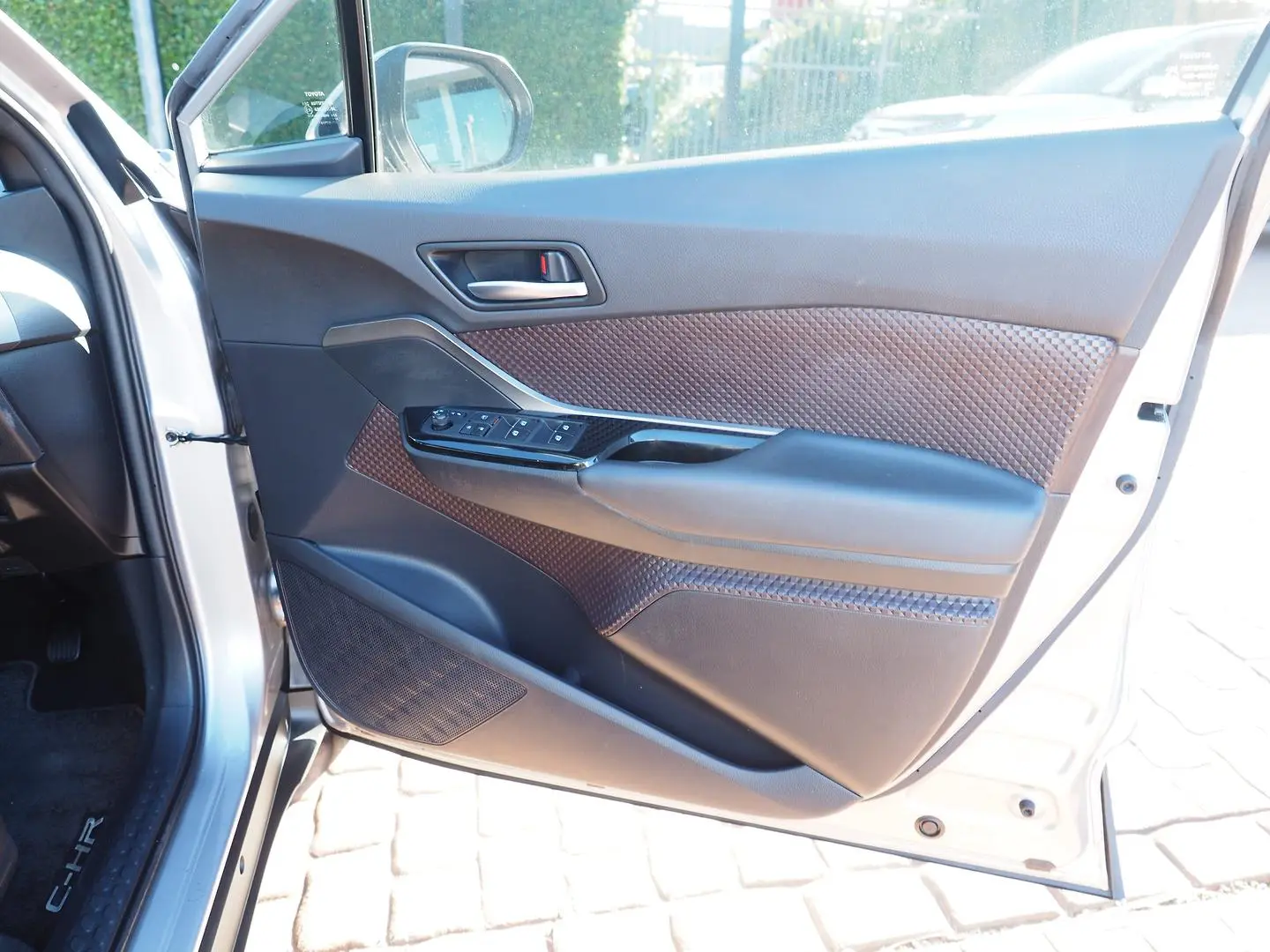 2018 Toyota C-HR Gallery Image 24