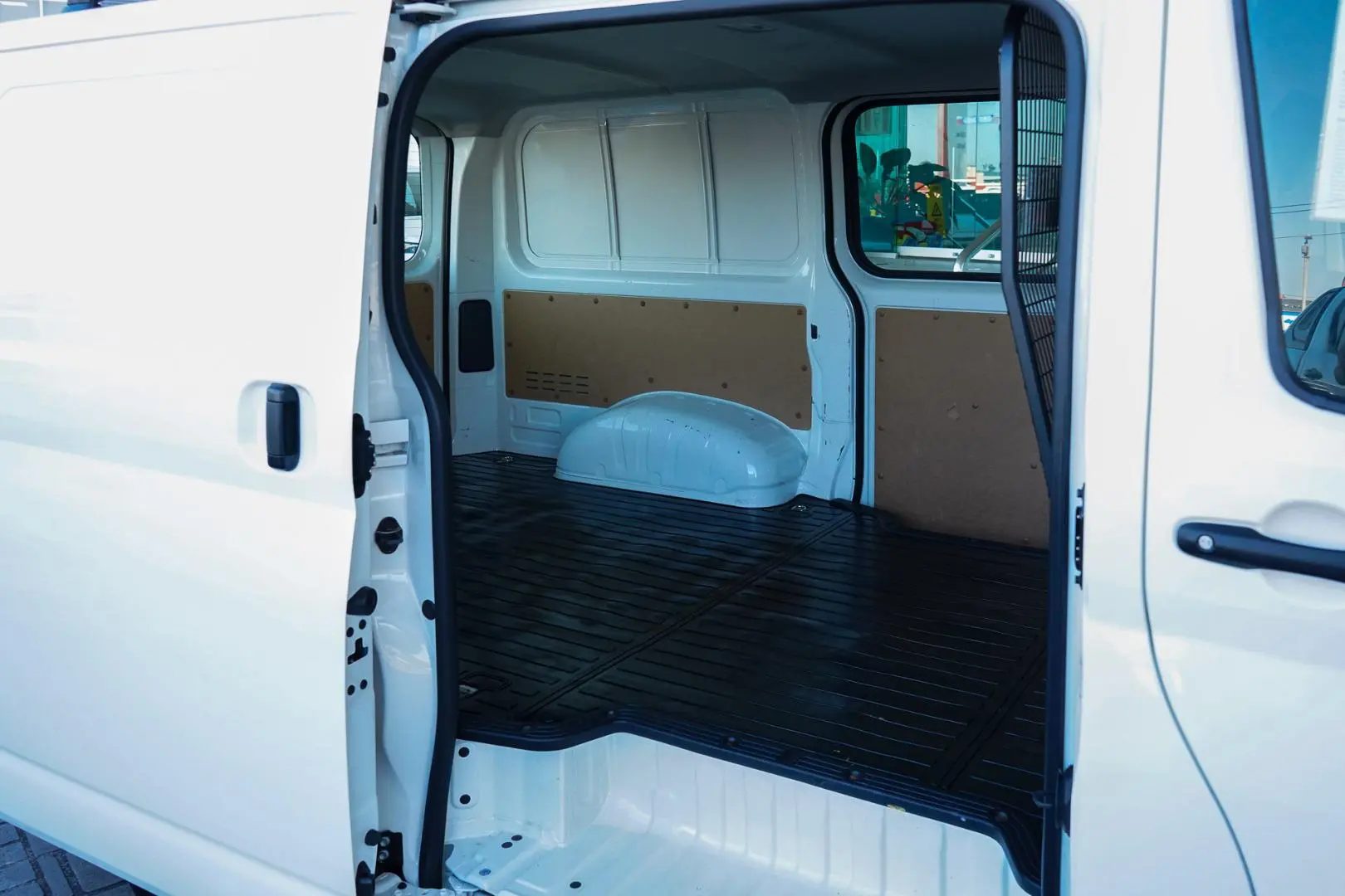 2025 Toyota Hiace Gallery Image 8