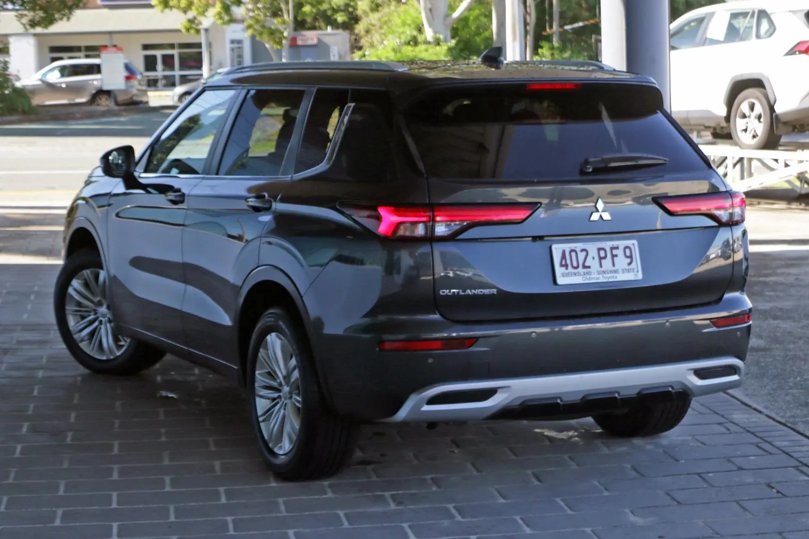 2024 Mitsubishi Outlander Gallery Image 2