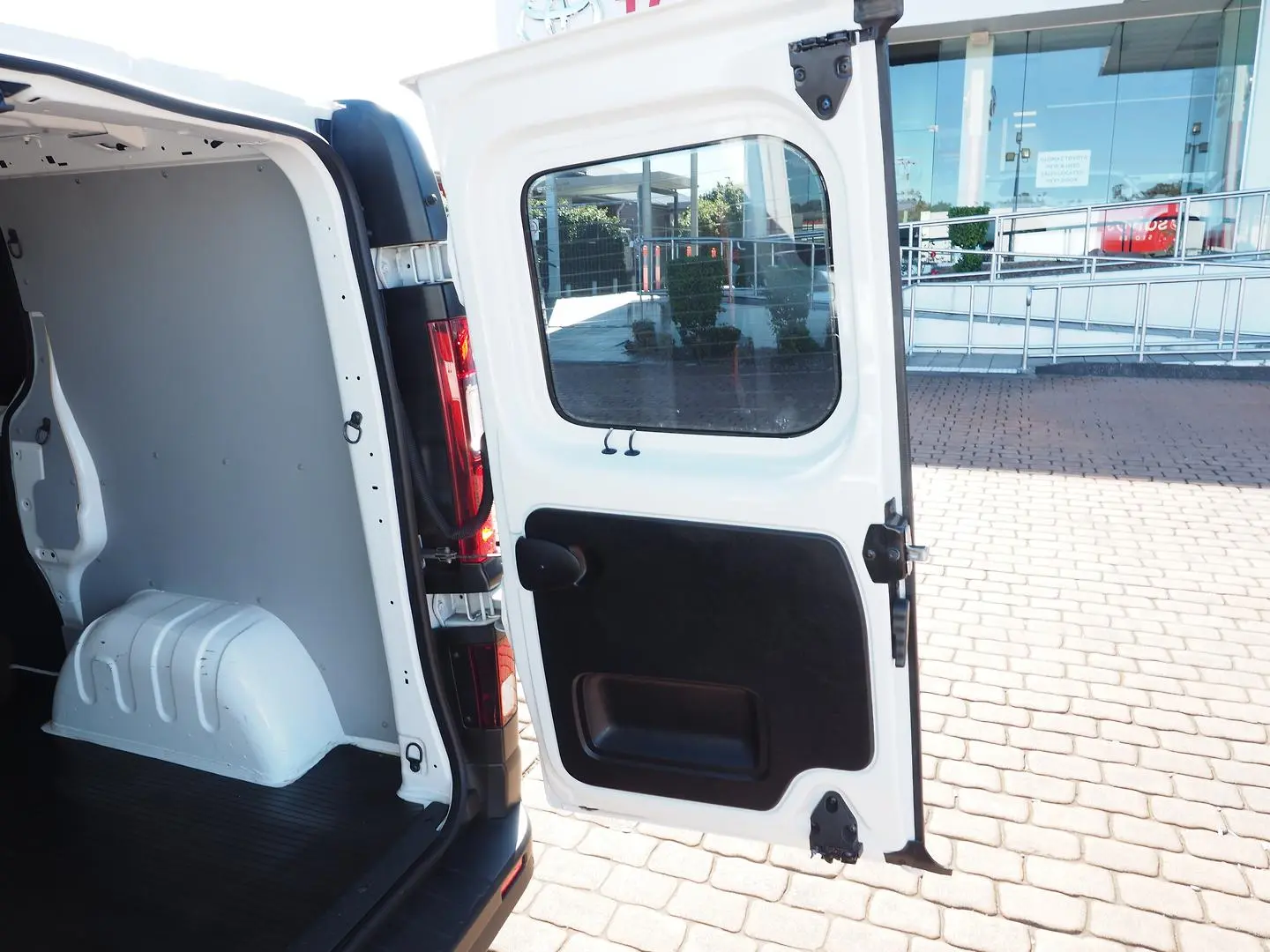 2021 Mitsubishi Express Gallery Image 13