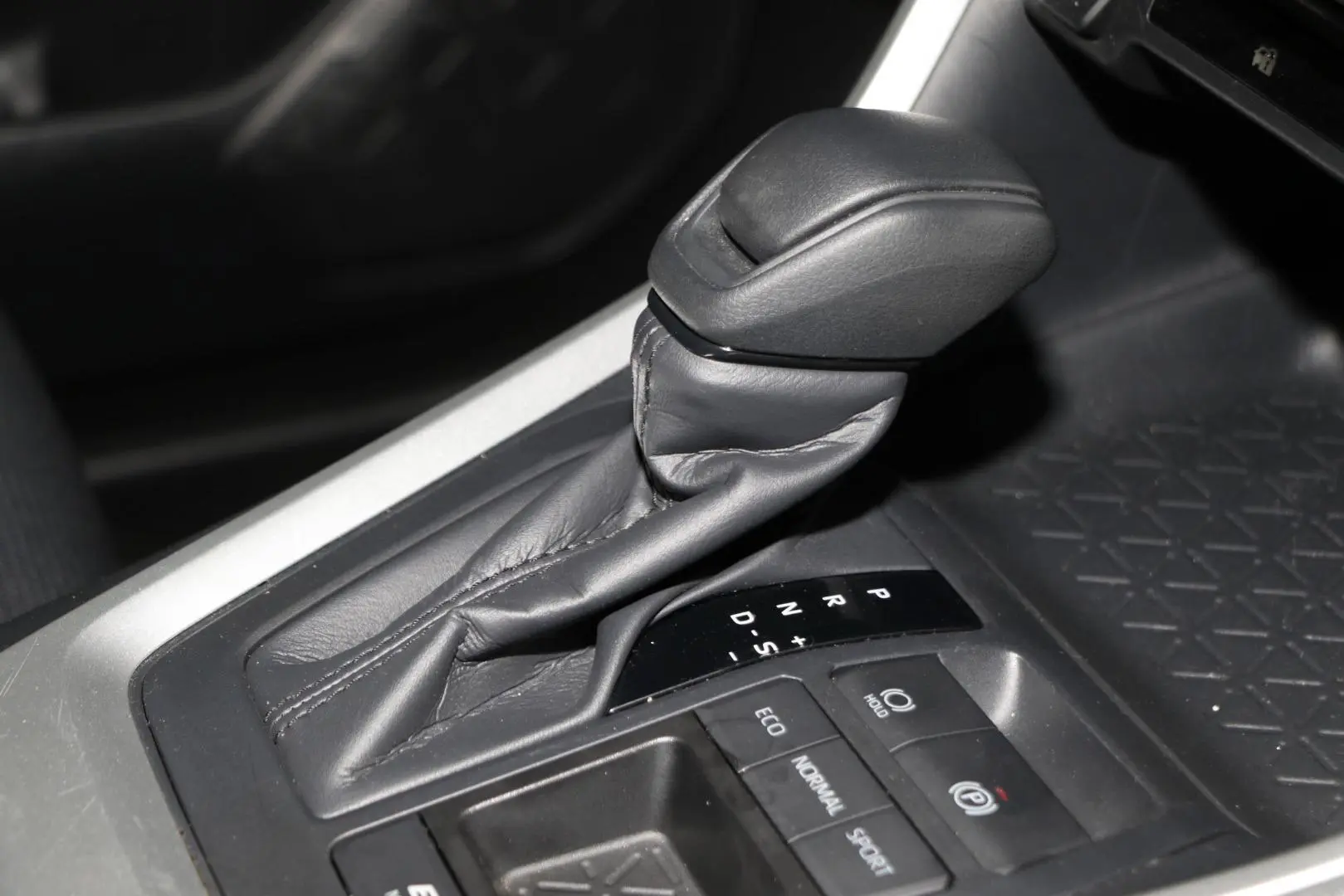 2025 Toyota RAV4 Gallery Image 15