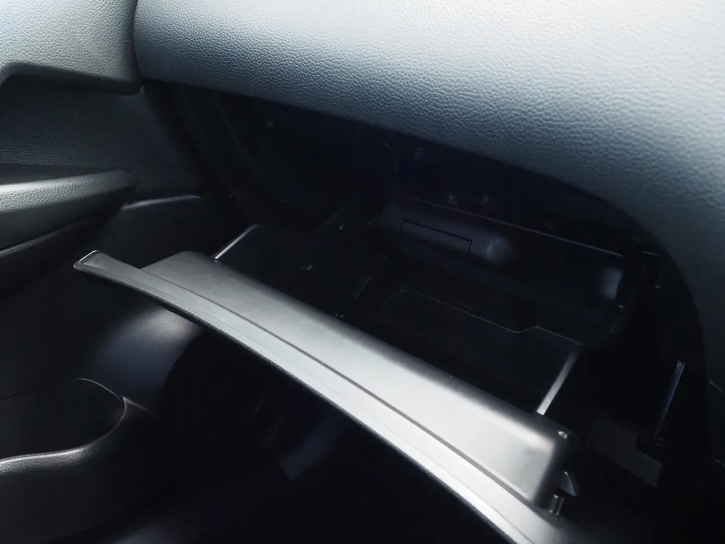 2016 Nissan QASHQAI Gallery Image 25