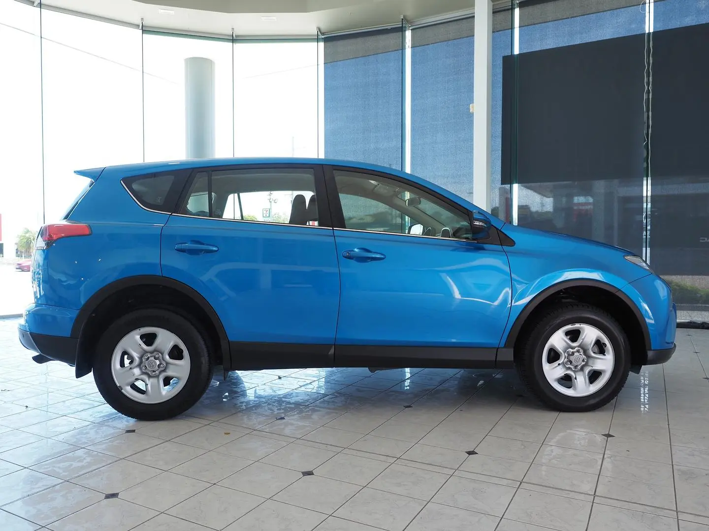 2017 Toyota RAV4 Gallery Image 6