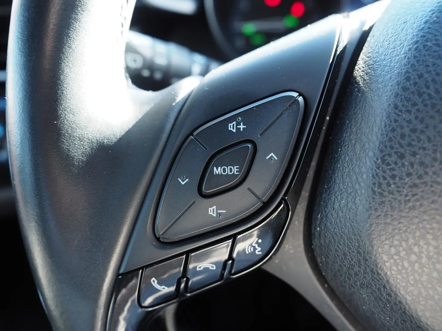 2018 Toyota C-HR Gallery Image 38