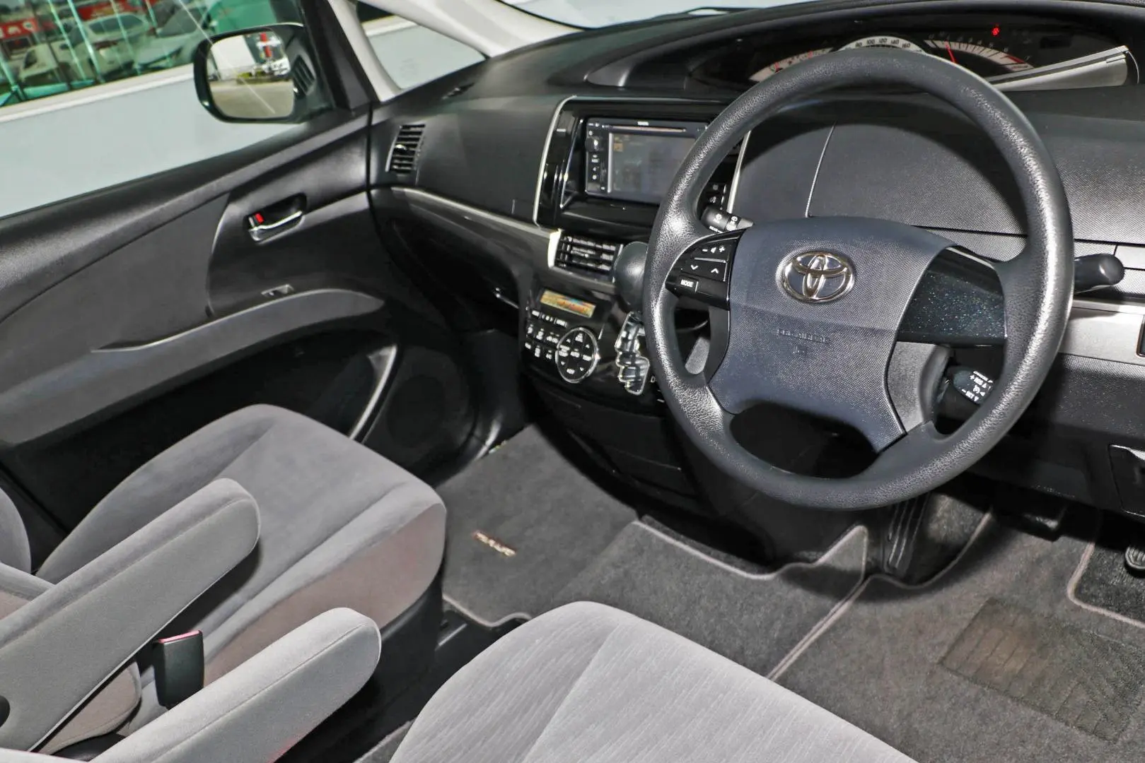 2015 Toyota Tarago Gallery Image 6