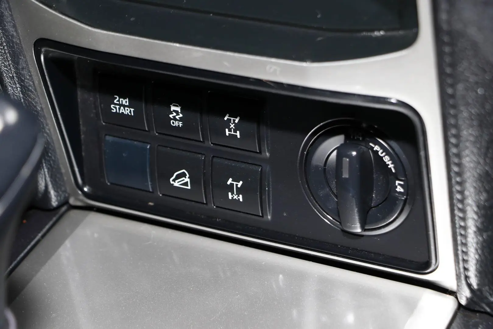 2018 Toyota Landcruiser Prado Gallery Image 14