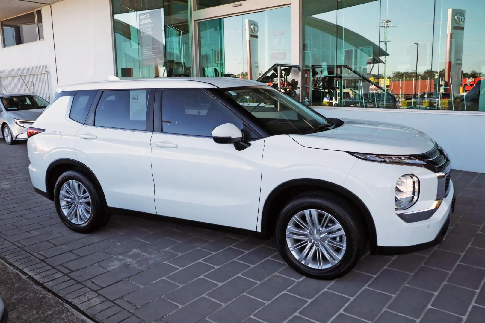 2023 Mitsubishi Outlander Gallery Image 5