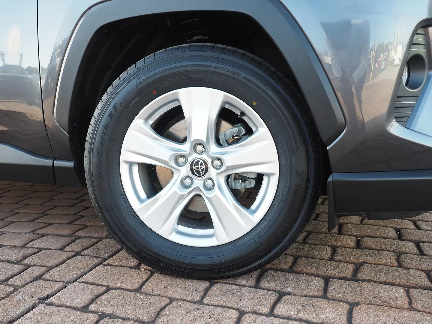 2019 Toyota RAV4 Gallery Image 11