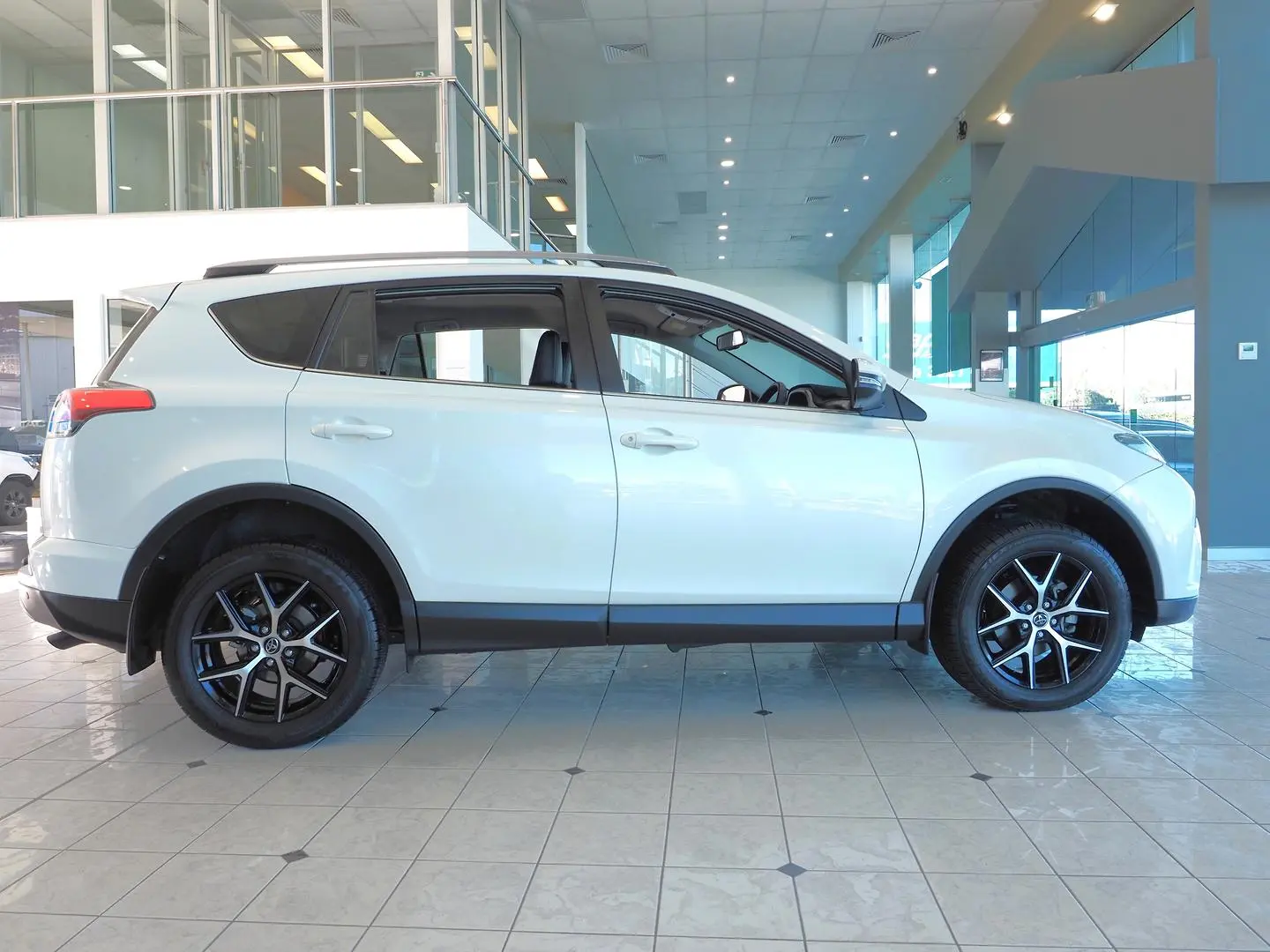 2018 Toyota RAV4 Gallery Image 7